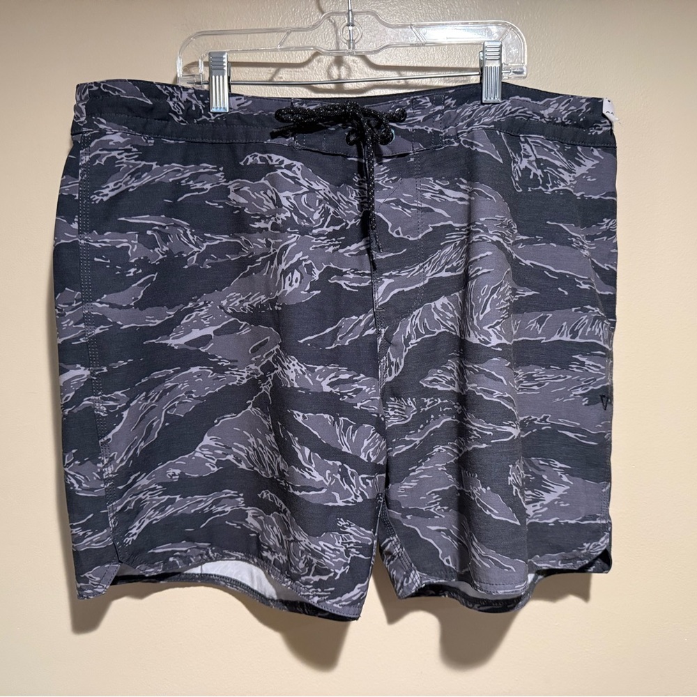 VISSLA 16.5" BOARDSHORTS black tiger camo way mens 38